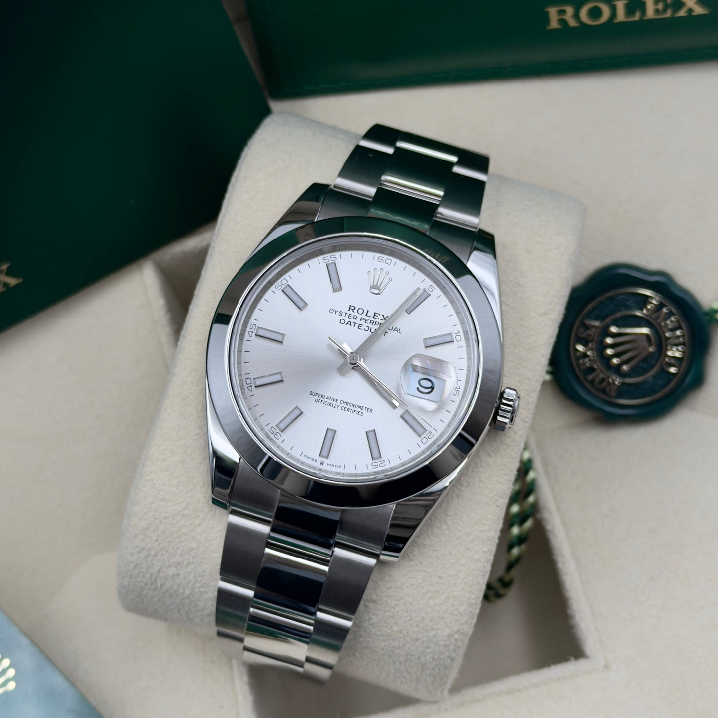 Datejust 41 Silver Dial Smooth Oyster 126300 - Full Set (2023)