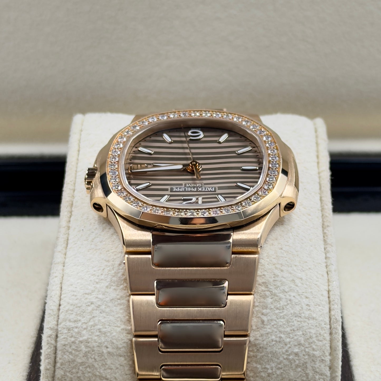 Patek Philippe Nautilus Ladies 7010/1R - Full Set (2016)