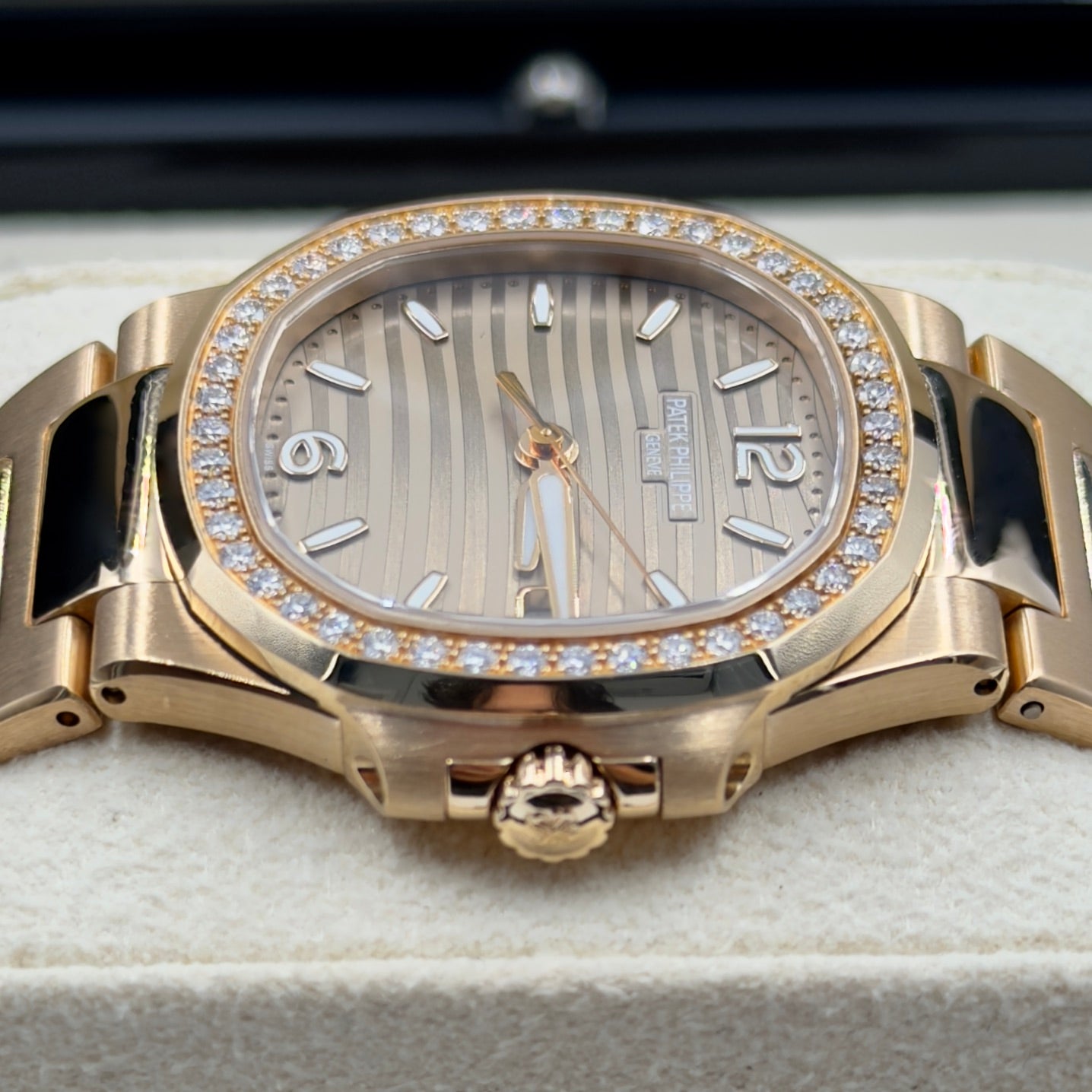 Patek Philippe Nautilus Ladies 7010/1R - Full Set (2016)