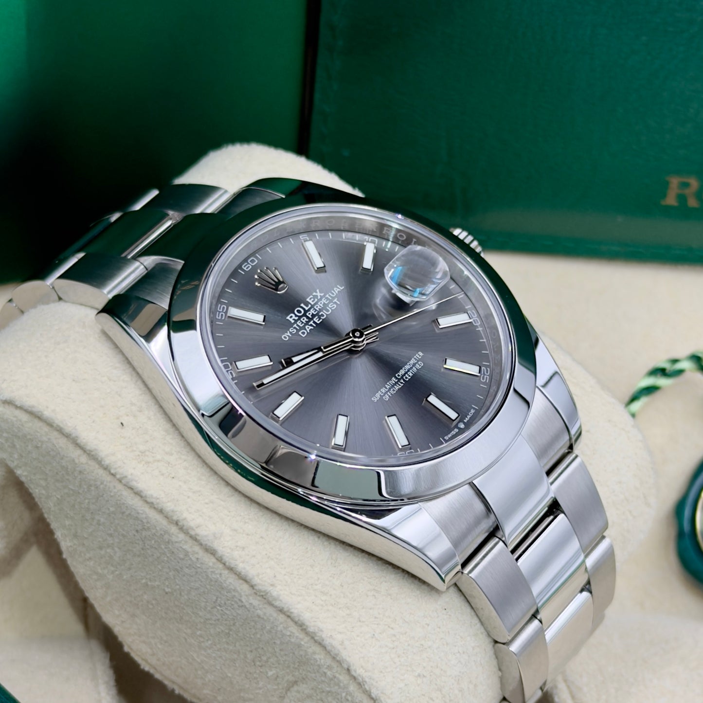 Rolex Datejust 41 Rhodium Smooth Oyster 126300 - Full Set (2023)