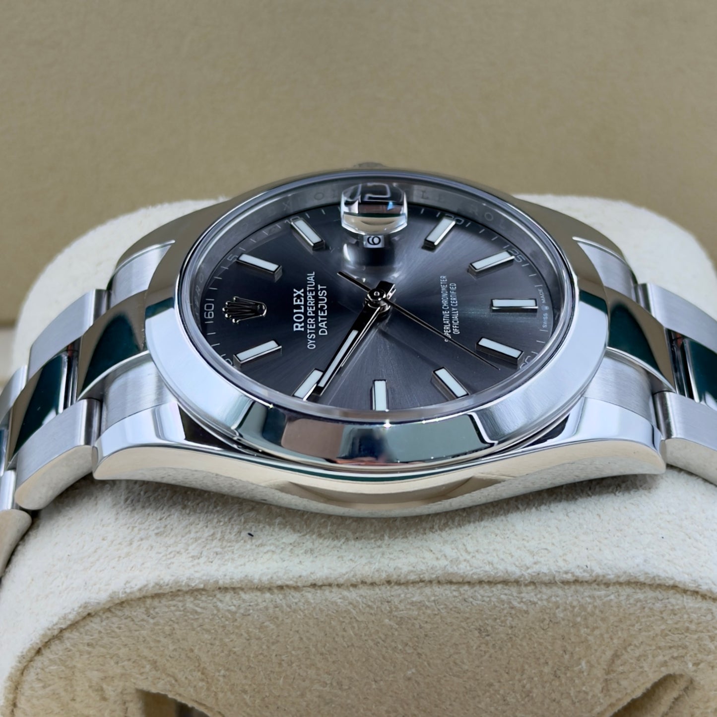 Rolex Datejust 41 Rhodium Smooth Oyster 126300 - Full Set (2023)