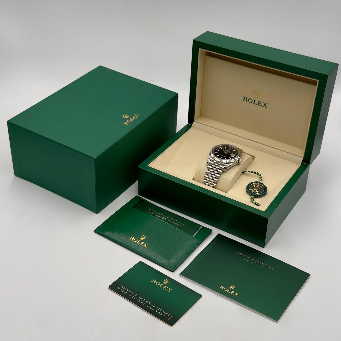 Rolex Datejust 41 Black Dial Fluted Jubilee 126334 - Full Set (2025)
