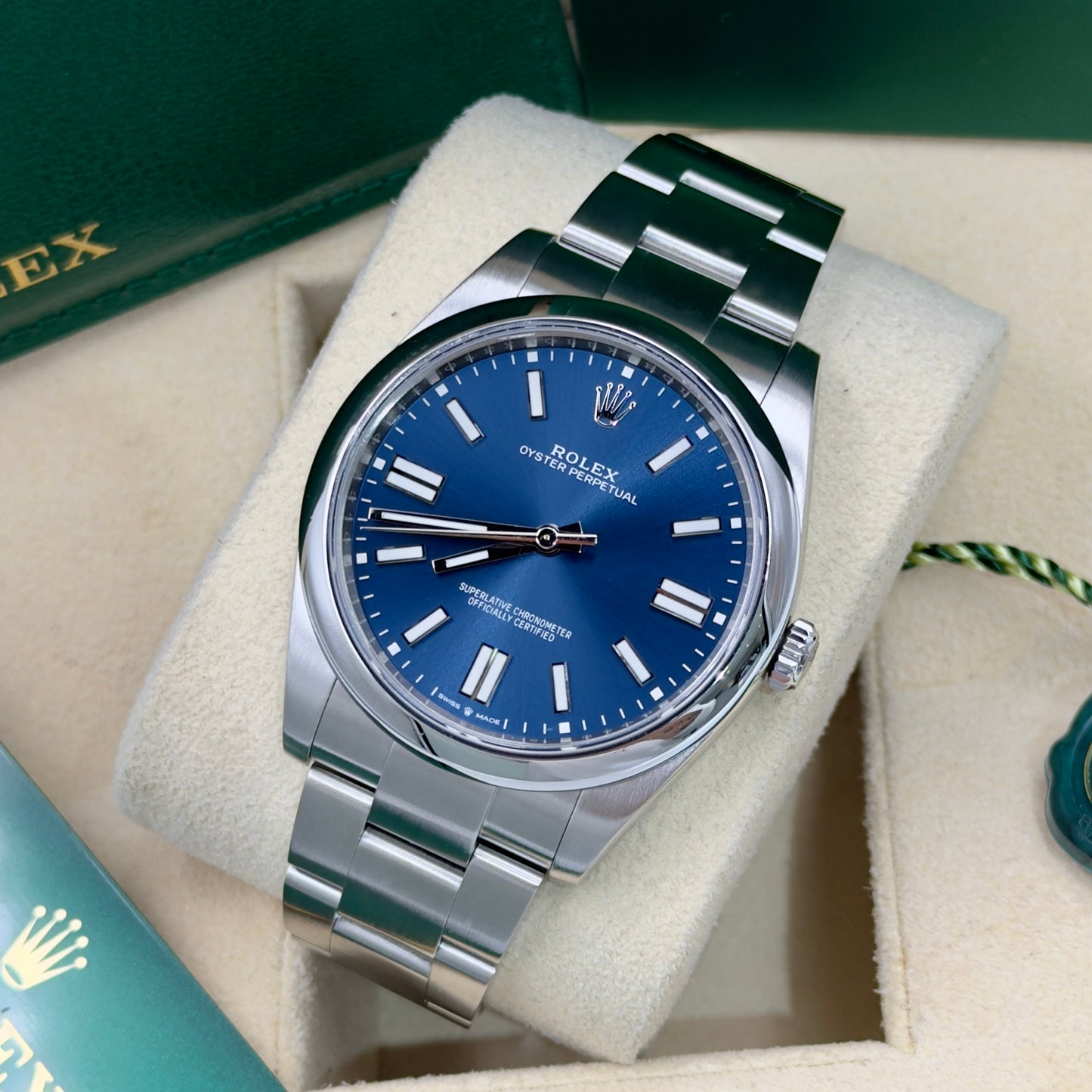 Rolex Oyster Perpetual 41 Sunburst Blue 124300 - Full Set (2024)