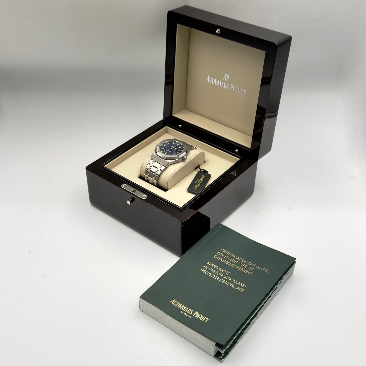 Audemars Piguet Royal Oak Blue Dial 15400ST - Full Set (2016)