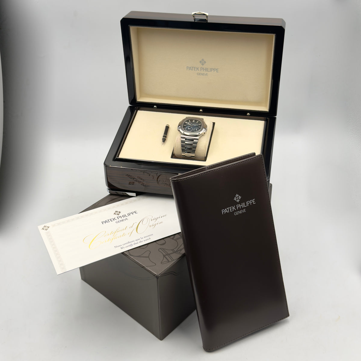 Patek Philippe Nautilus 5712/1A-001 - Full Set (2017)