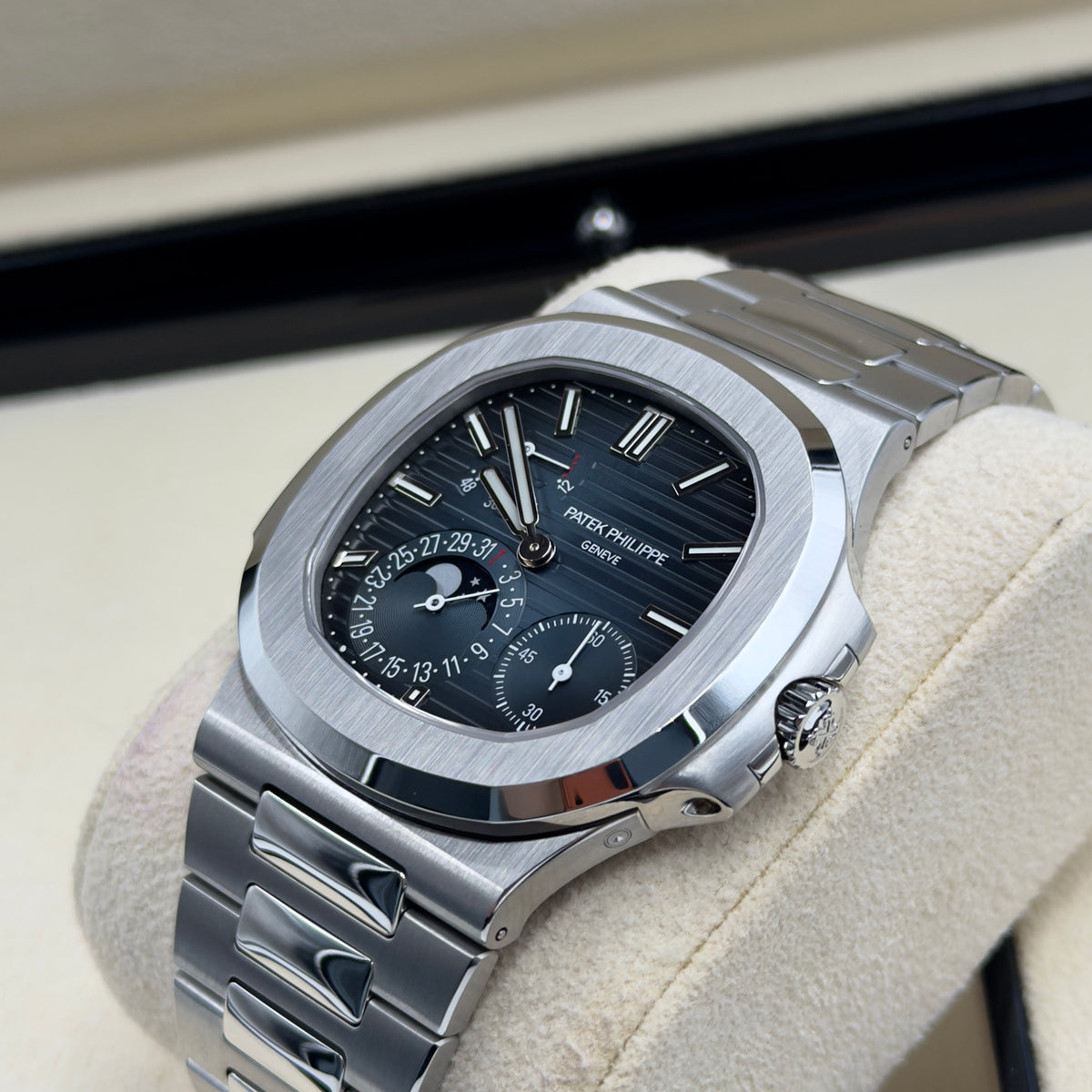 Patek Philippe Nautilus 5712/1A-001 - Full Set (2017)