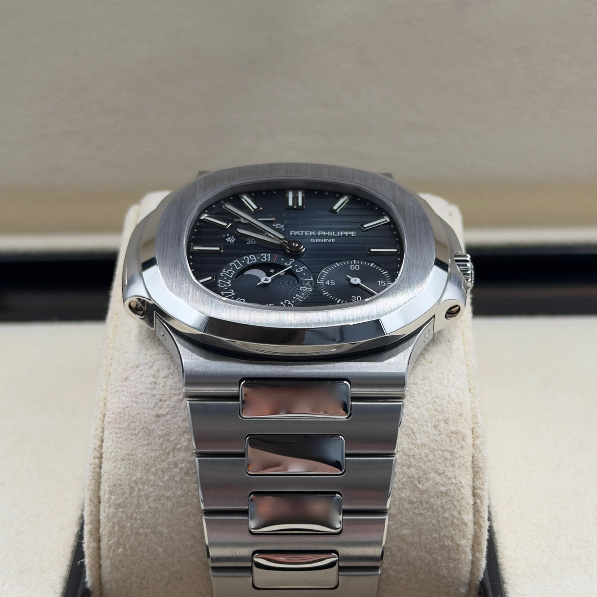 Patek Philippe Nautilus 5712/1A-001 - Full Set (2017)
