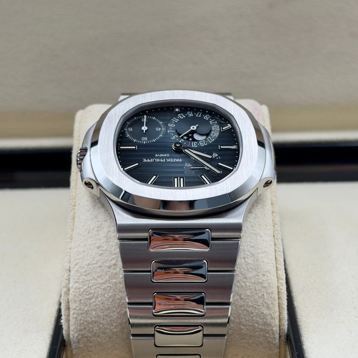 Patek Philippe Nautilus 5712/1A-001 - Full Set (2017)