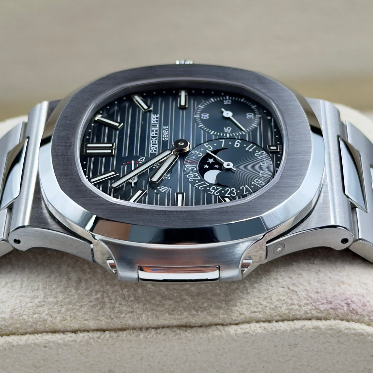 Patek Philippe Nautilus 5712/1A-001 - Full Set (2017)