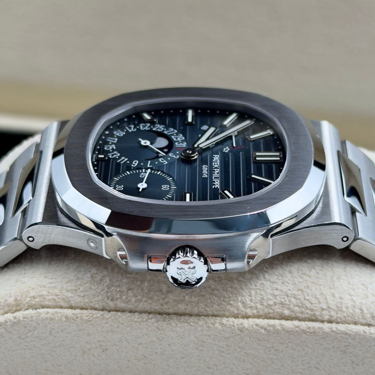 Patek Philippe Nautilus 5712/1A-001 - Full Set (2017)