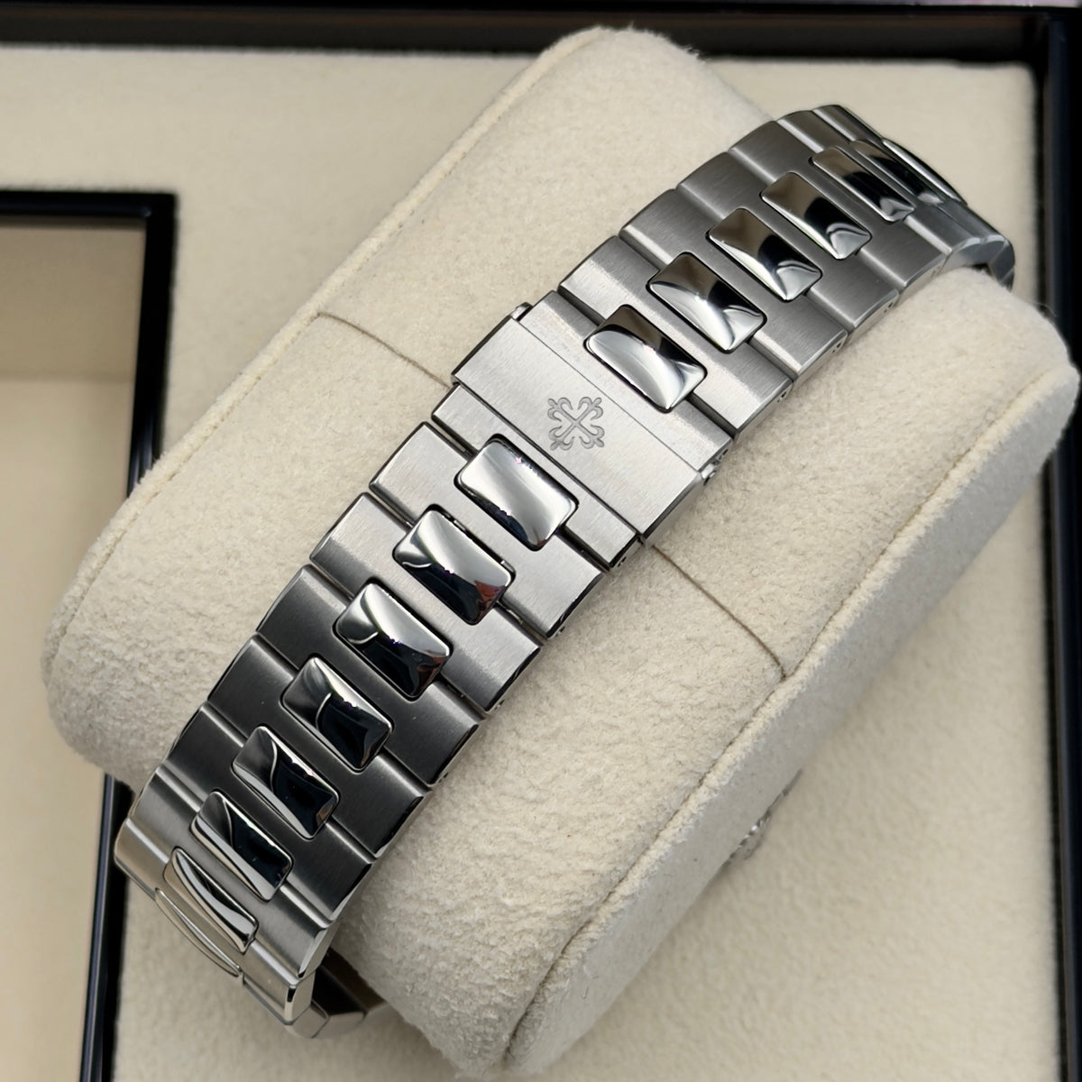 Patek Philippe Nautilus 5712/1A-001 - Full Set (2017)