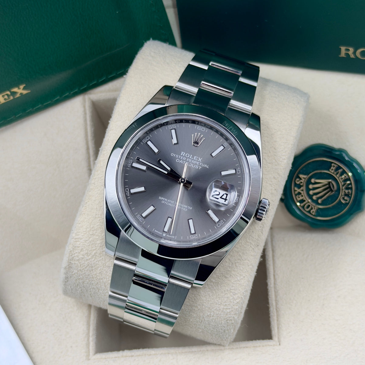 Rolex Datejust 41 Rhodium Smooth Oyster 126300 - Full Set (2018)