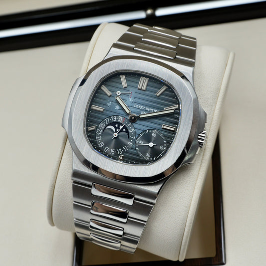 Patek Philippe Nautilus 5712/1A-001 - Full Set (2017)