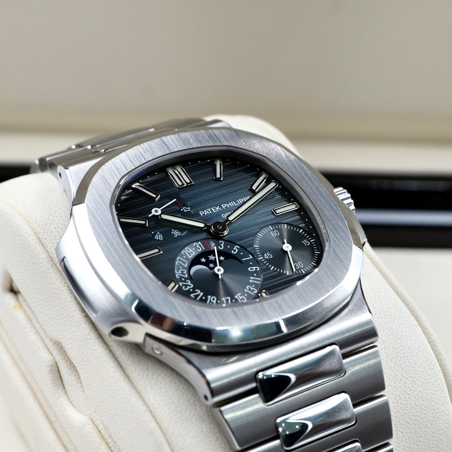 Patek Philippe Nautilus 5712/1A-001 - Full Set (2013)