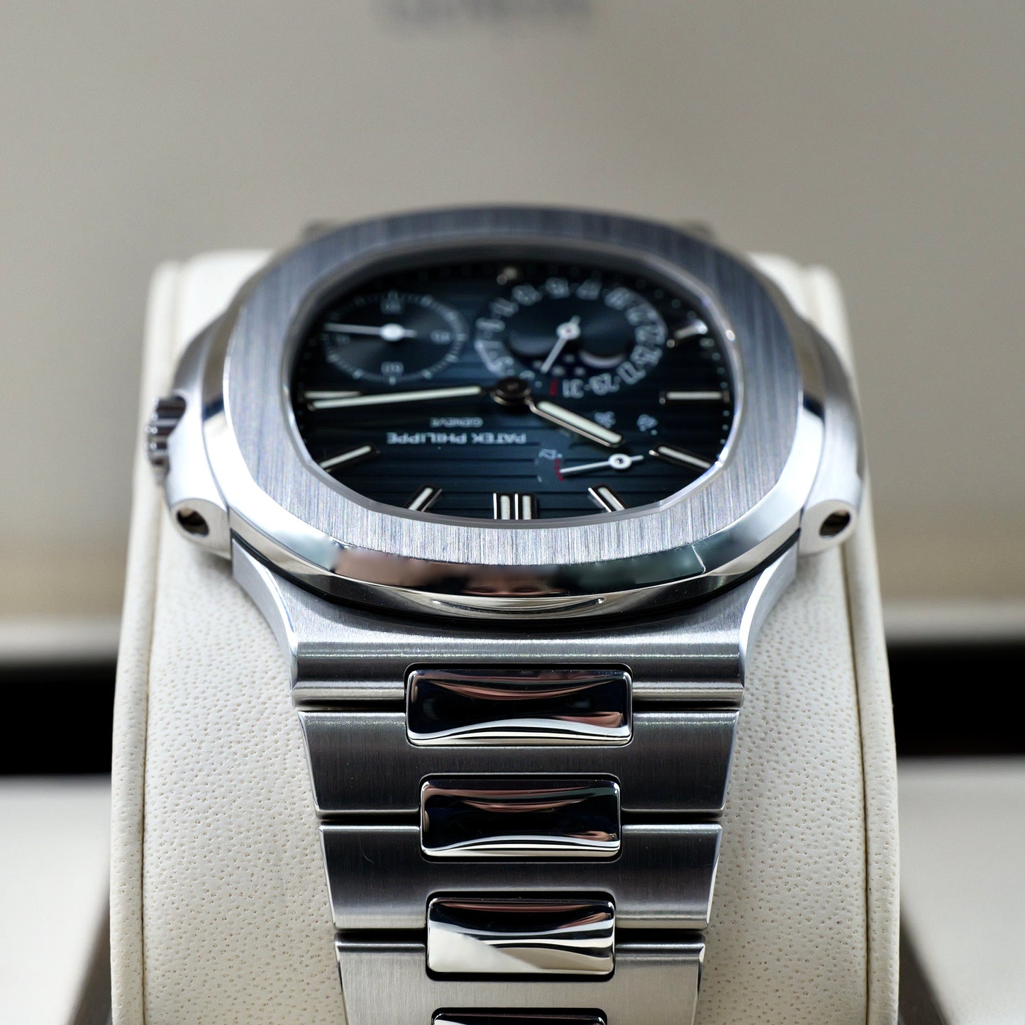 Patek Philippe Nautilus 5712/1A-001 - Full Set (2013)