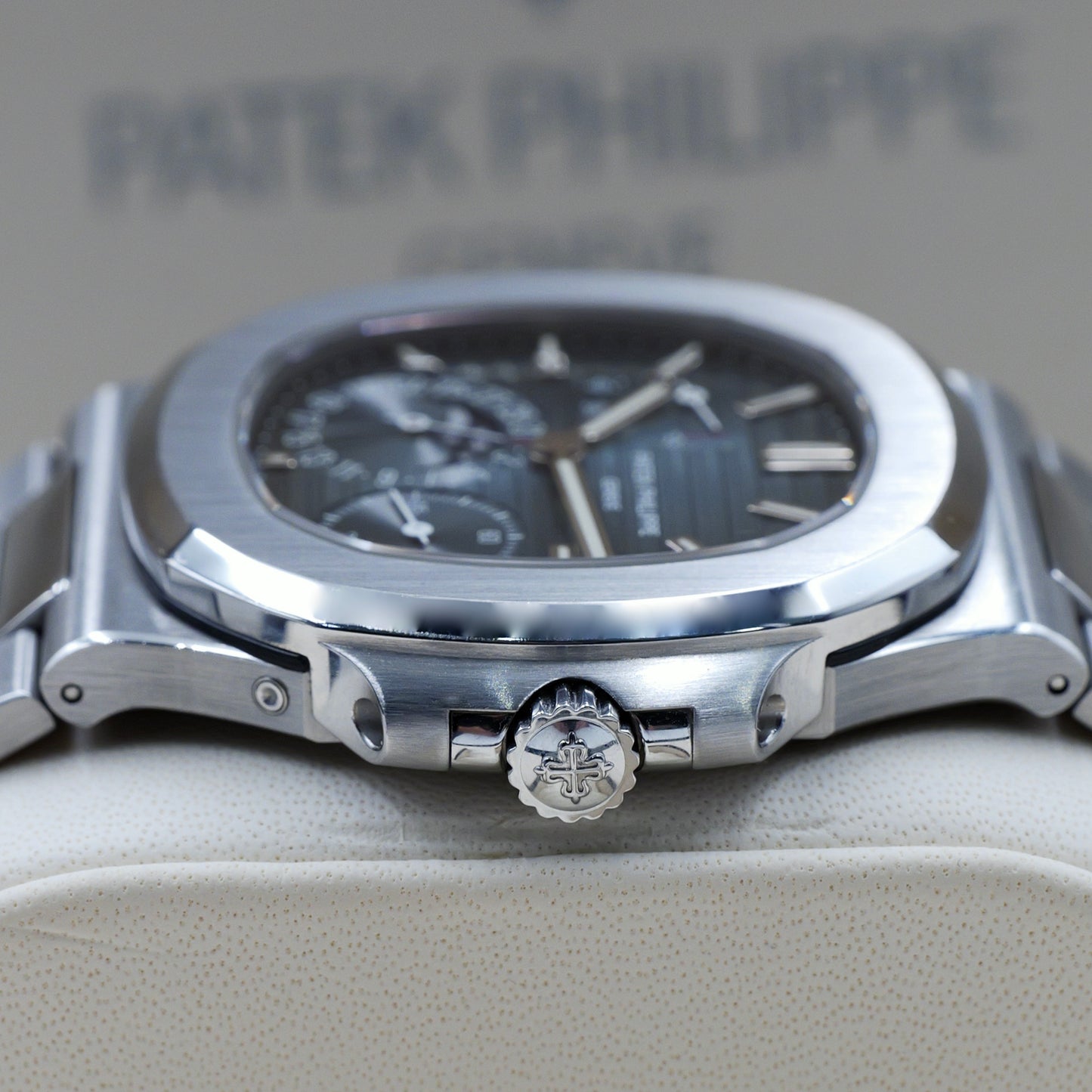Patek Philippe Nautilus 5712/1A-001 - Full Set (2013)