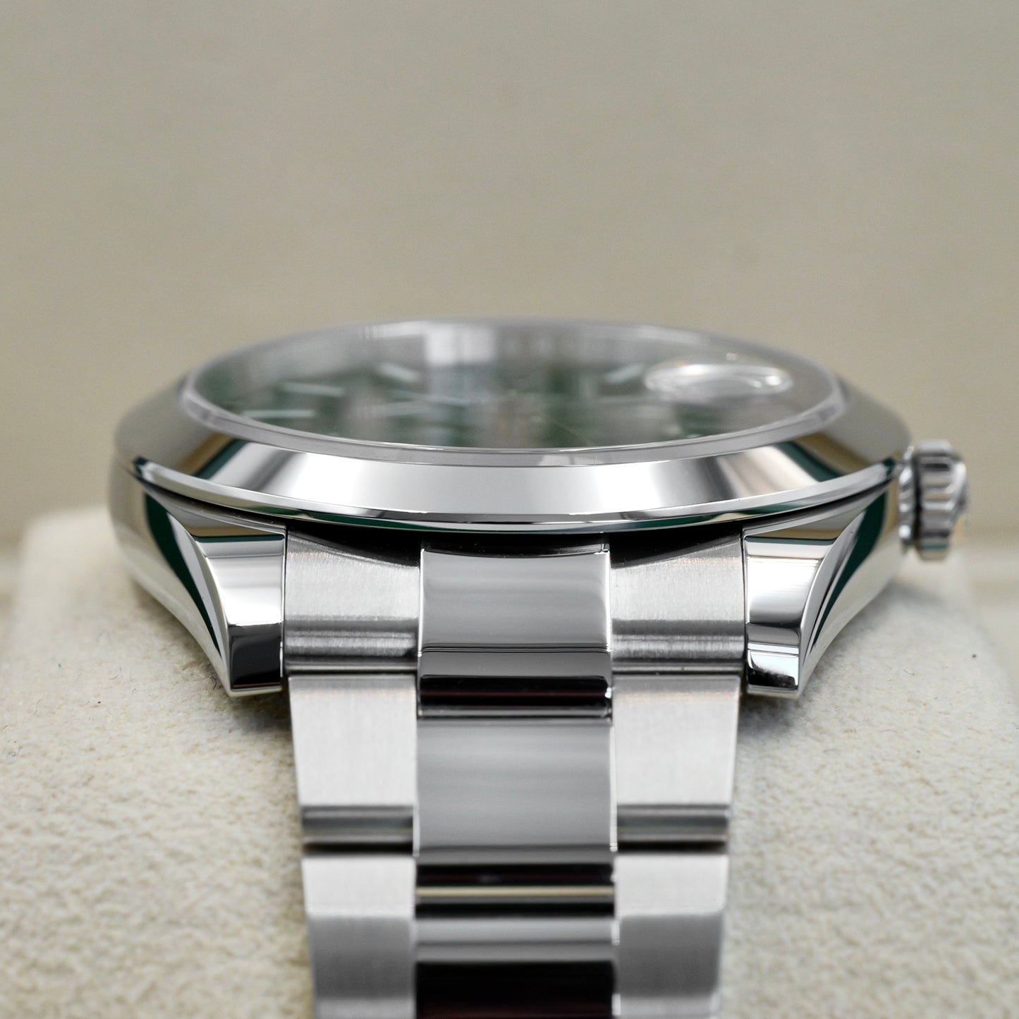 Rolex Datejust 41 Rhodium Dial Smooth Oyster 126300 - Full Set (2024)