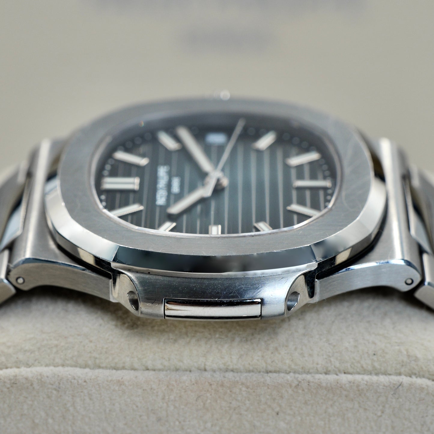 Patek Philippe Nautilus 5711/1A - Full Set (2017)