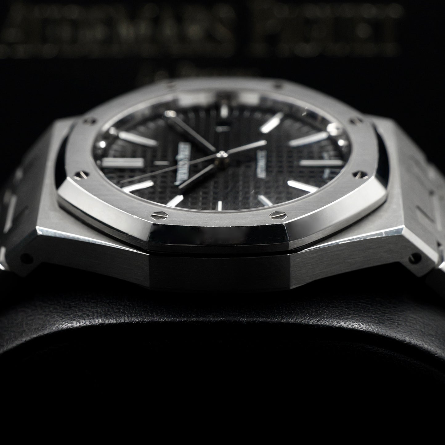 Audemars Piguet Royal Oak Selfwinding Black Dial 15400ST - Full Set (2018)