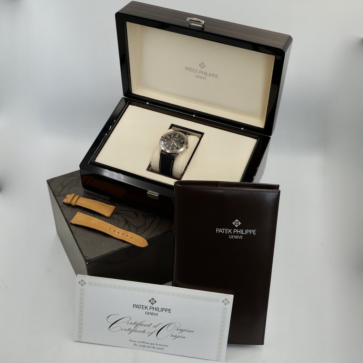 Patek Philippe Calatrava 5226G-001 - Full Set (2024)