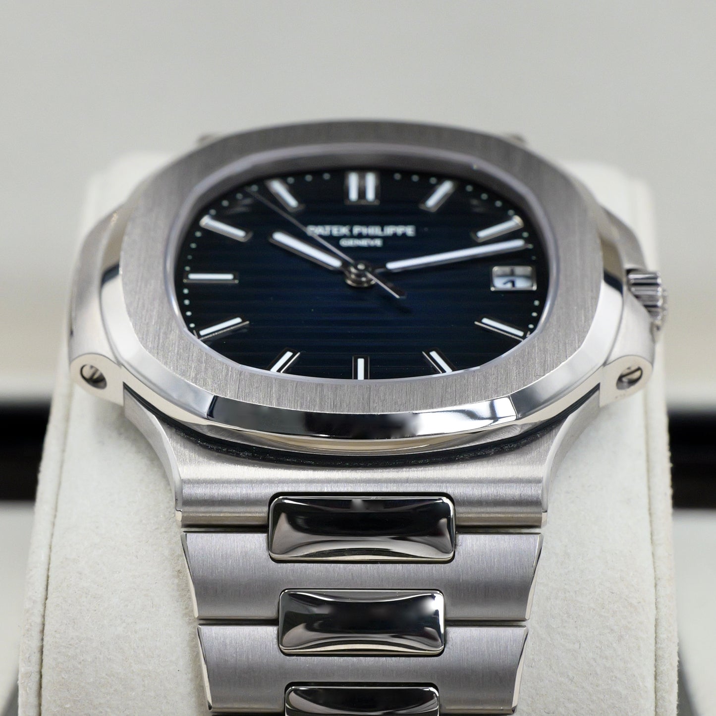 Patek Philippe Nautilus White Gold 5811/1G-001 - Full Set (2022)