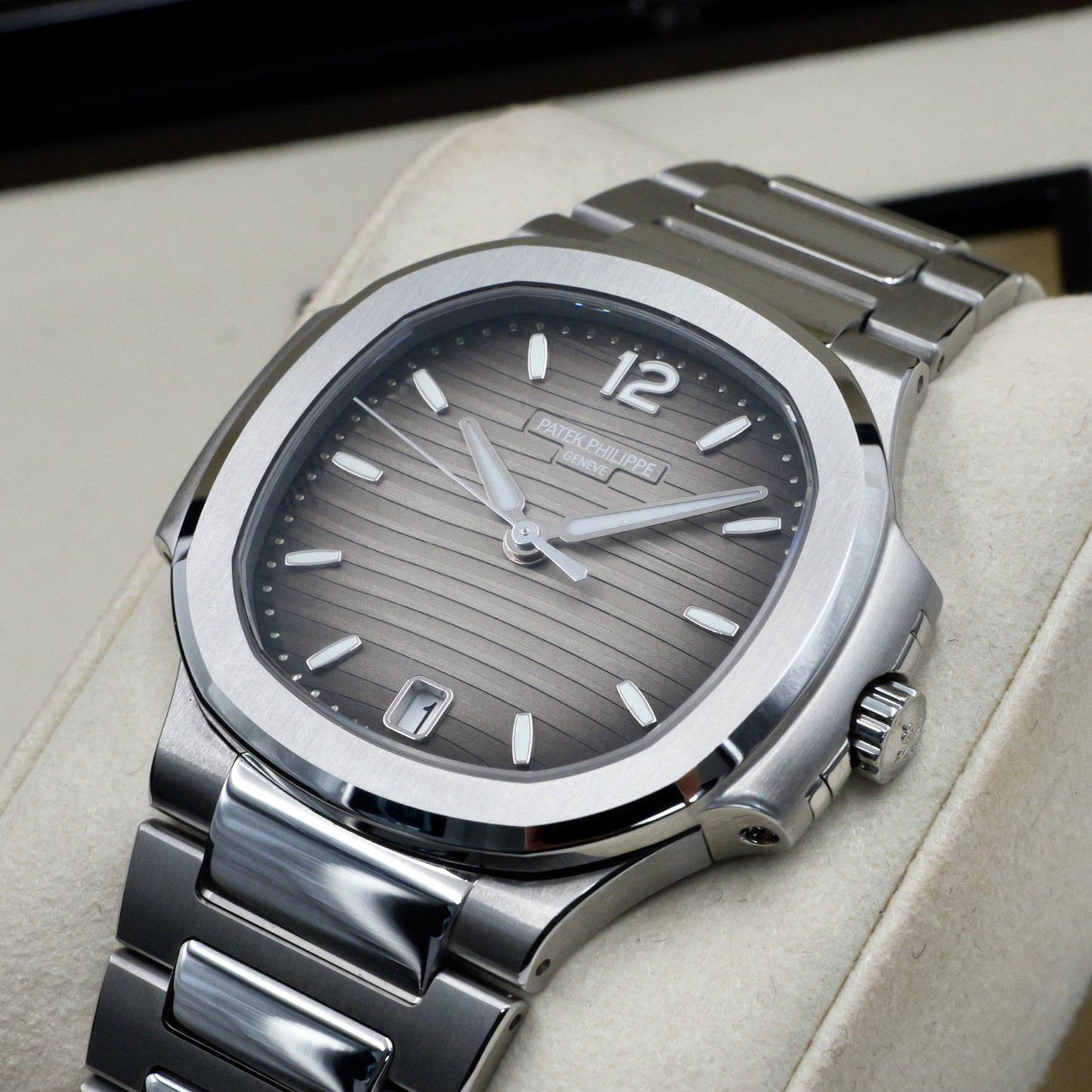 Patek Philippe Nautilus 7118/1A-011 - Full Set (2023)