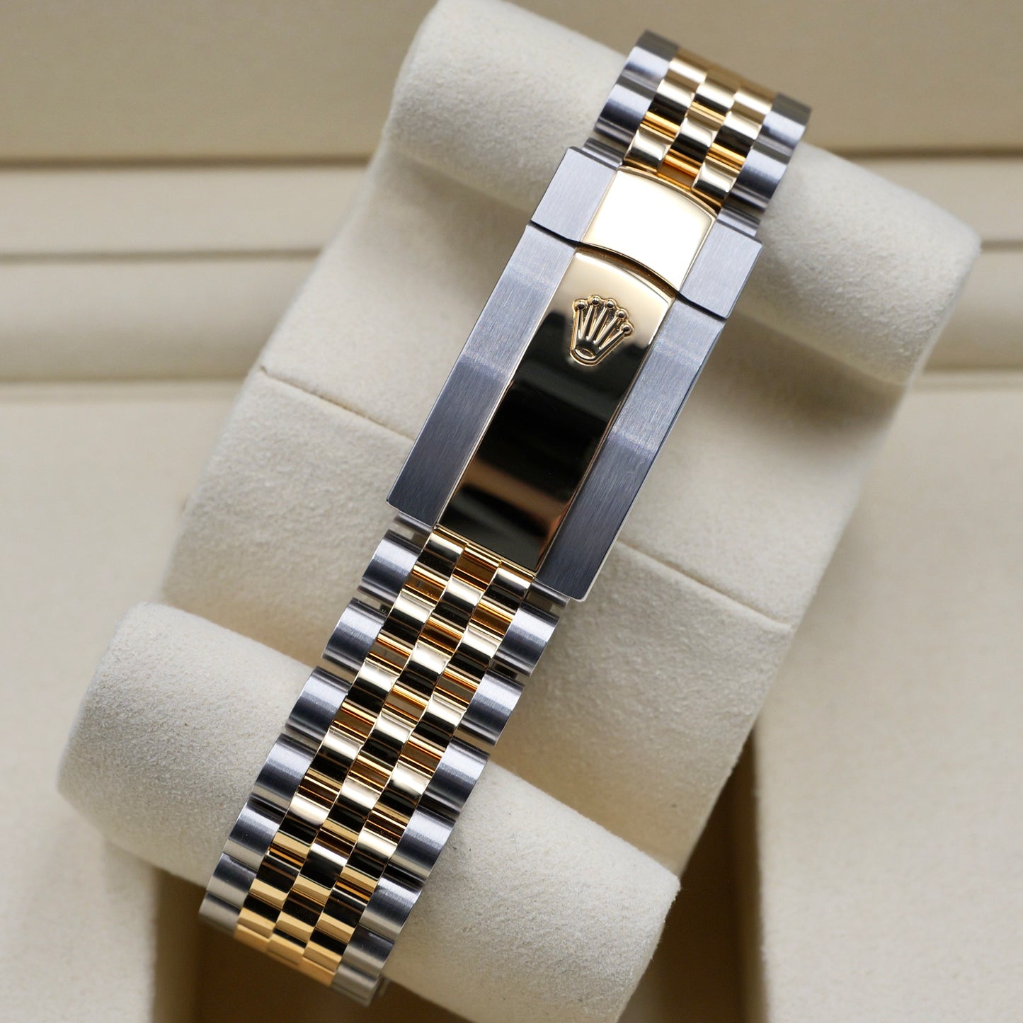 Rolex Datejust 41 Champagne Dial Fluted Jubilee 126333 - Full Set (2025)