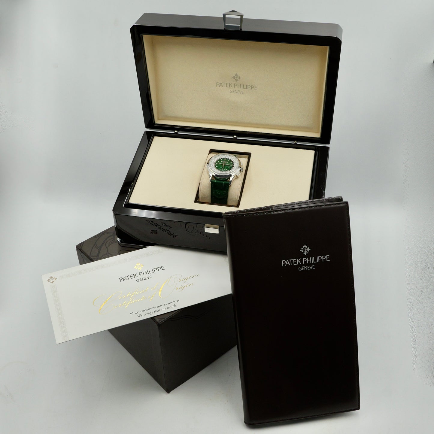 Patek Philippe World Time Chronograph Green 5930P-001 - Full Set (2026)
