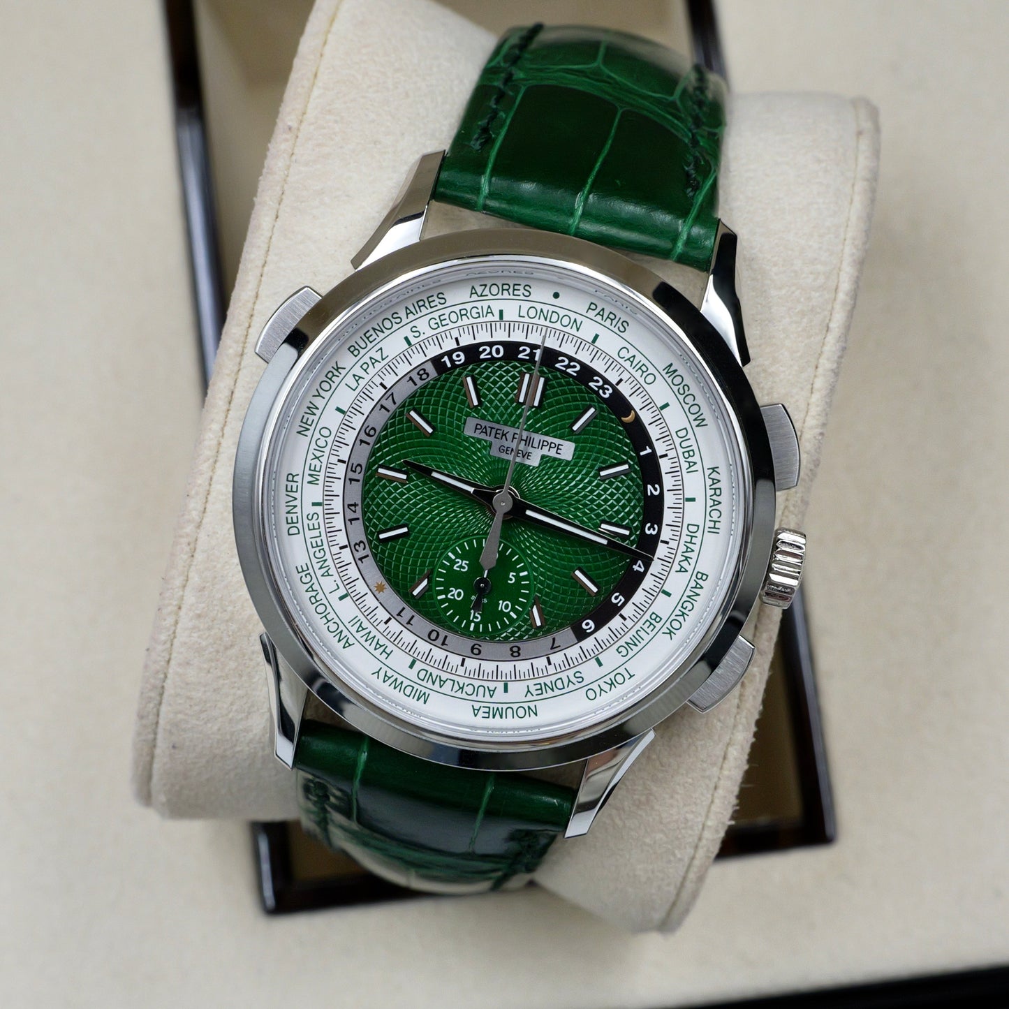 Patek Philippe World Time Chronograph Green 5930P-001 - Full Set (2026)