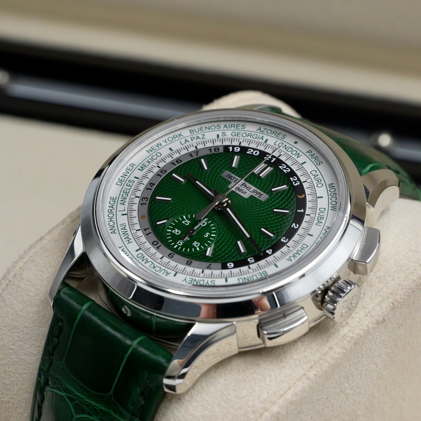 Patek Philippe World Time Chronograph Green 5930P-001 - Full Set (2026)