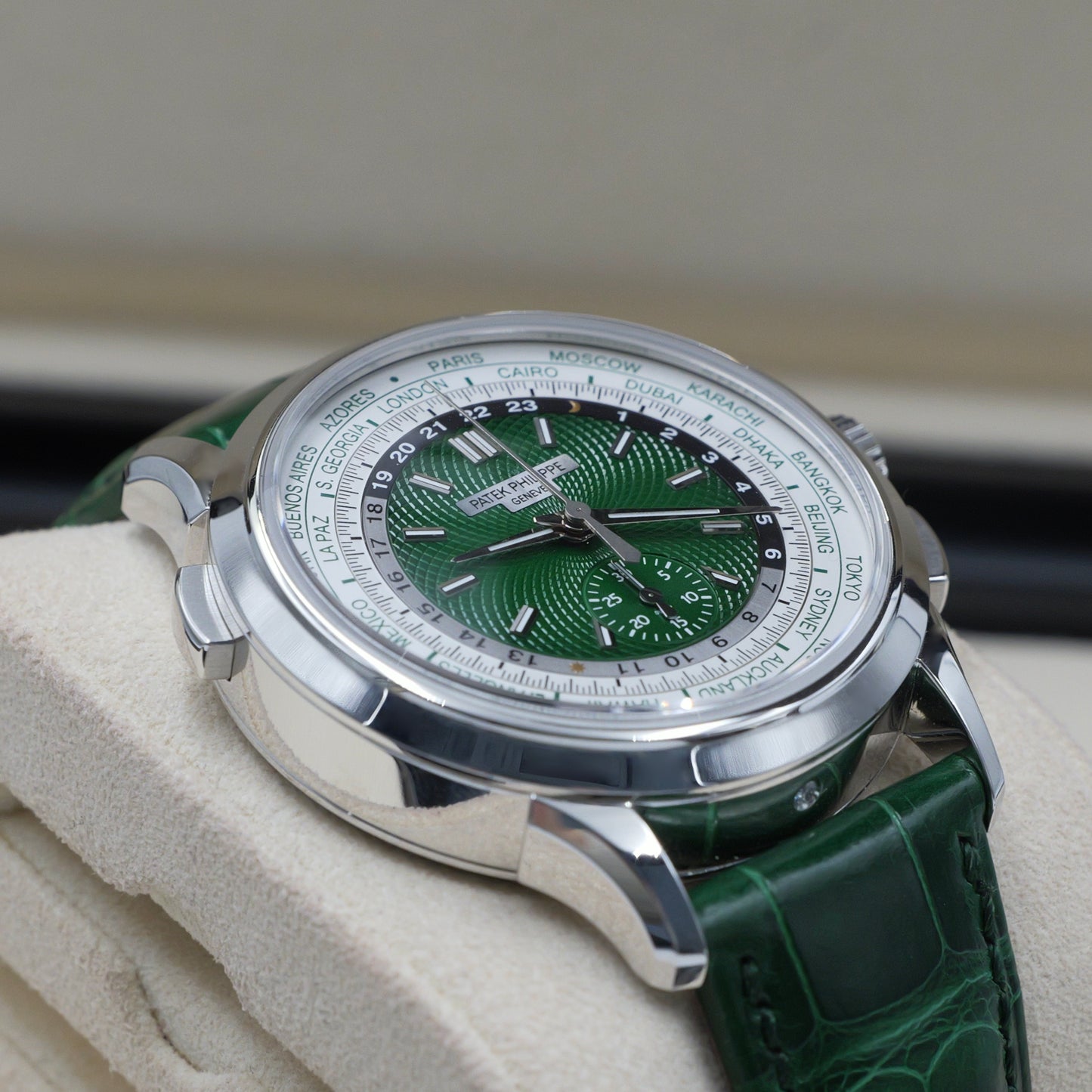 Patek Philippe World Time Chronograph Green 5930P-001 - Full Set (2026)