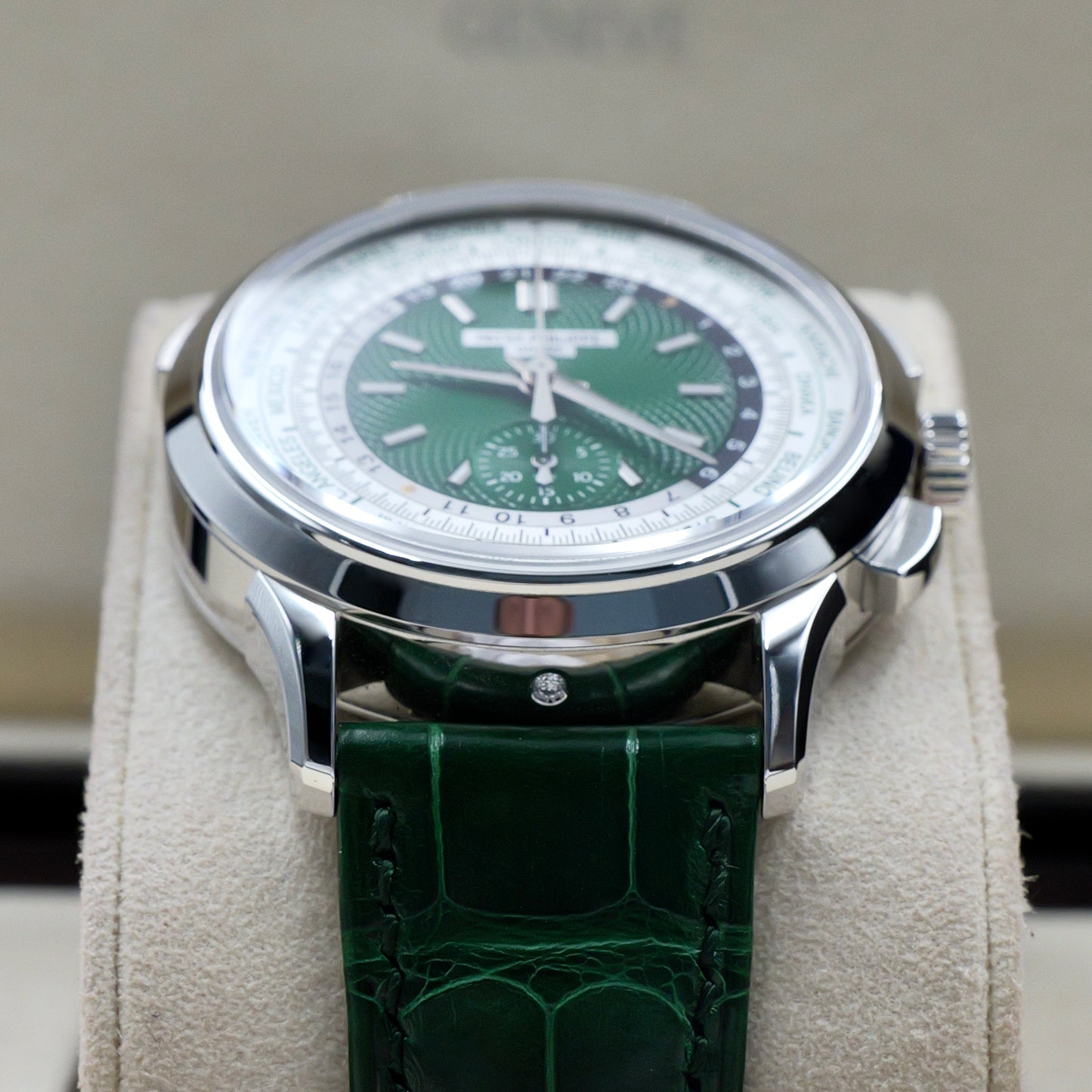 Patek Philippe World Time Chronograph Green 5930P-001 - Full Set (2026)