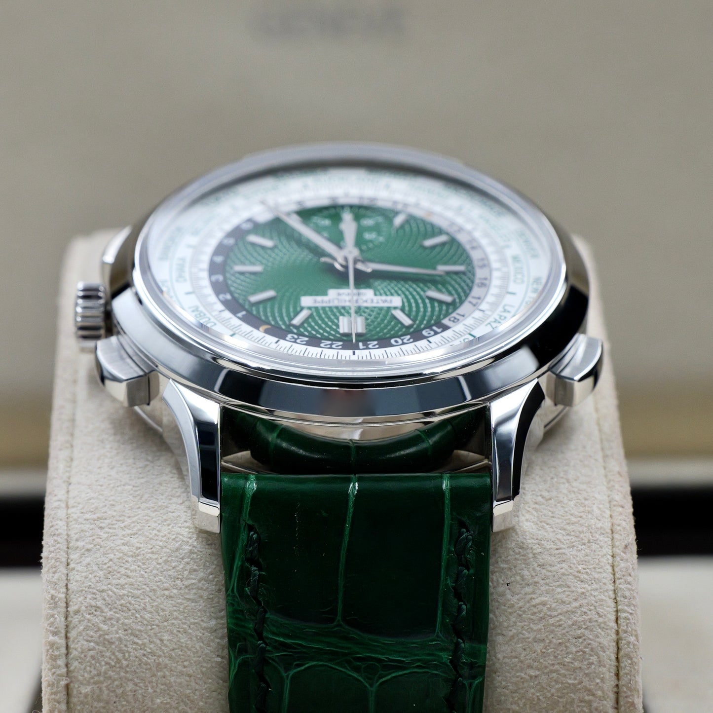 Patek Philippe World Time Chronograph Green 5930P-001 - Full Set (2026)