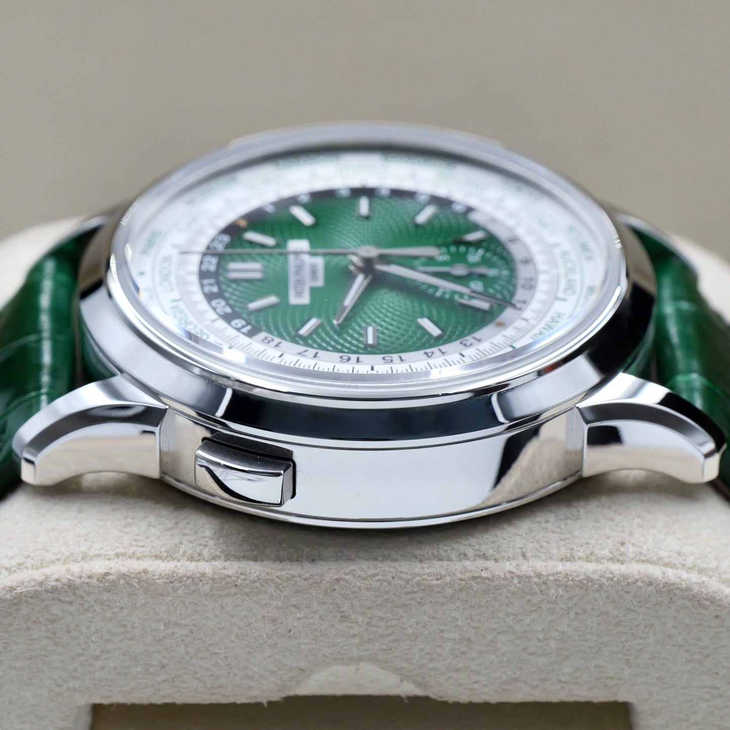 Patek Philippe World Time Chronograph Green 5930P-001 - Full Set (2026)