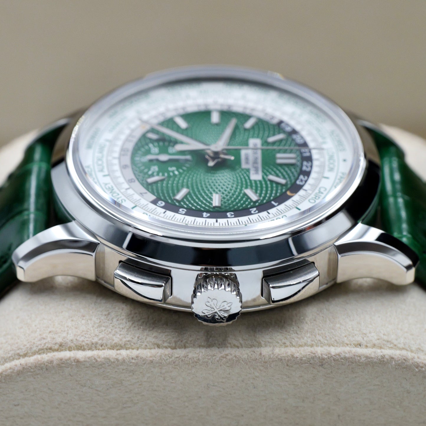 Patek Philippe World Time Chronograph Green 5930P-001 - Full Set (2026)