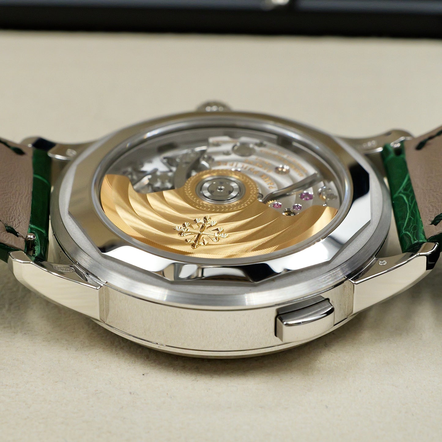 Patek Philippe World Time Chronograph Green 5930P-001 - Full Set (2026)