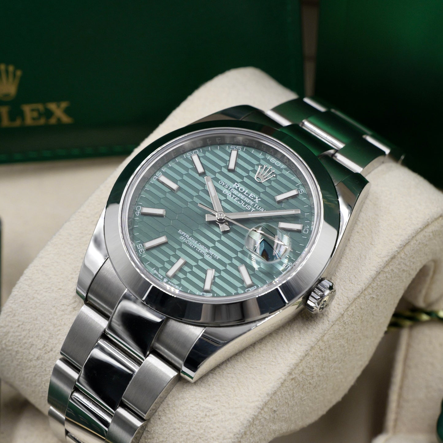Rolex Datejust 41 Green Motif Smooth Oyster 126300 - Full Set (2022)
