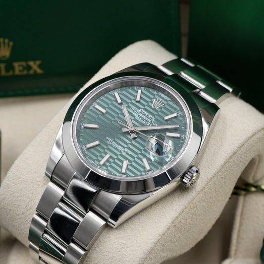 Rolex Datejust 41 Green Motif Smooth Oyster 126300 - Full Set (2022)
