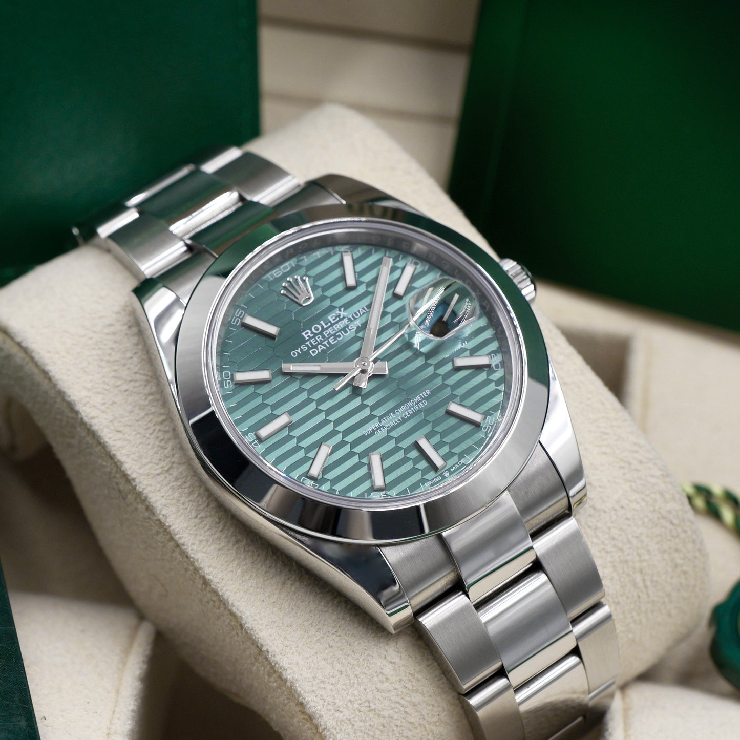 Rolex Datejust 41 Green Motif Smooth Oyster 126300 - Full Set (2022)