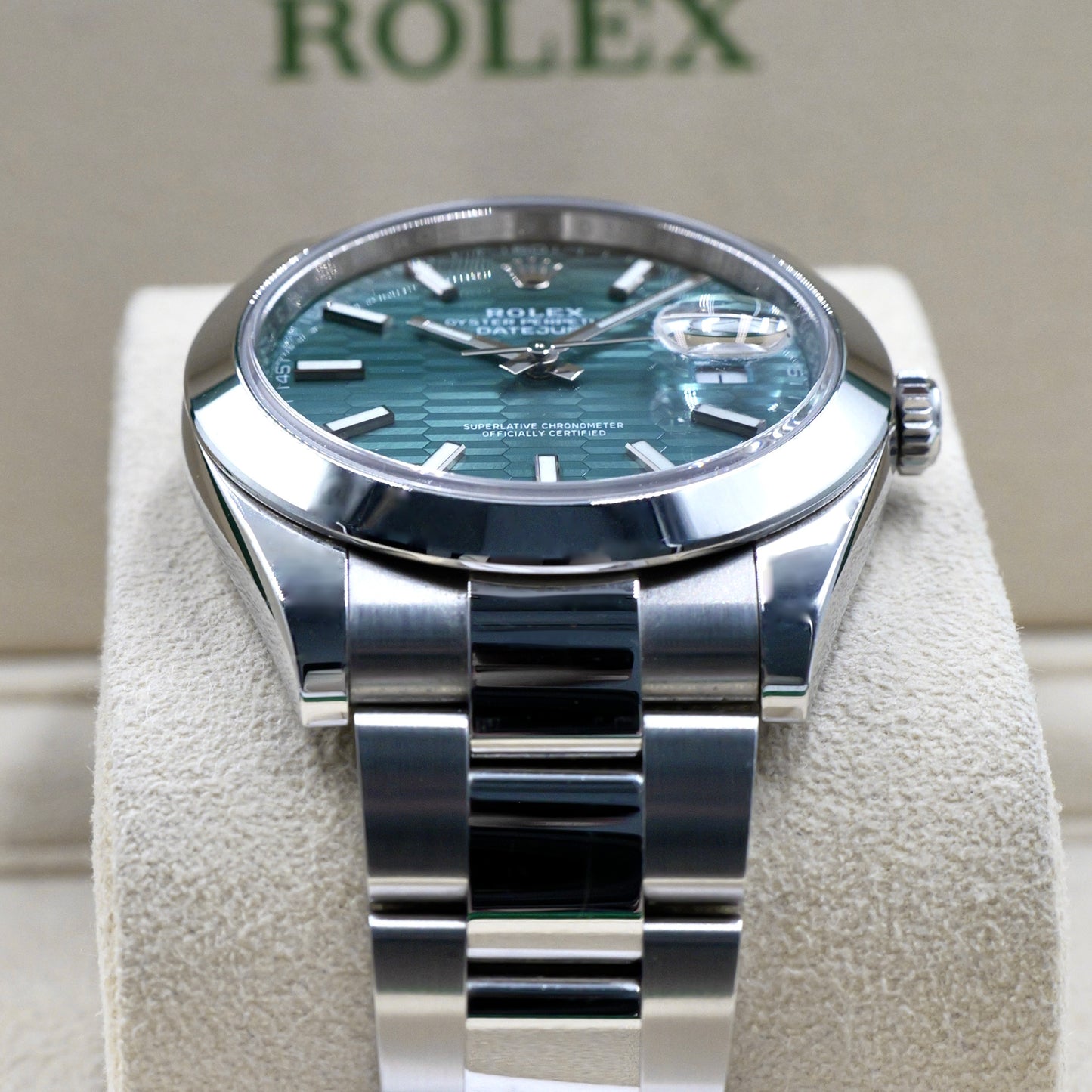 Rolex Datejust 41 Green Motif Smooth Oyster 126300 - Full Set (2022)