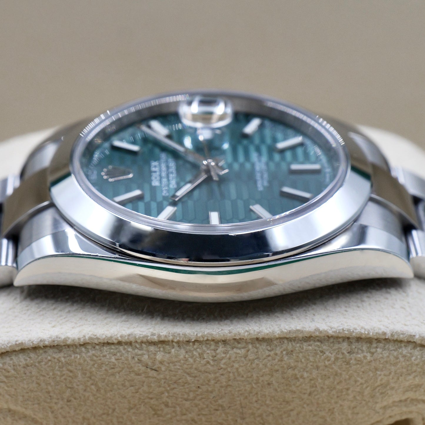 Rolex Datejust 41 Green Motif Smooth Oyster 126300 - Full Set (2022)
