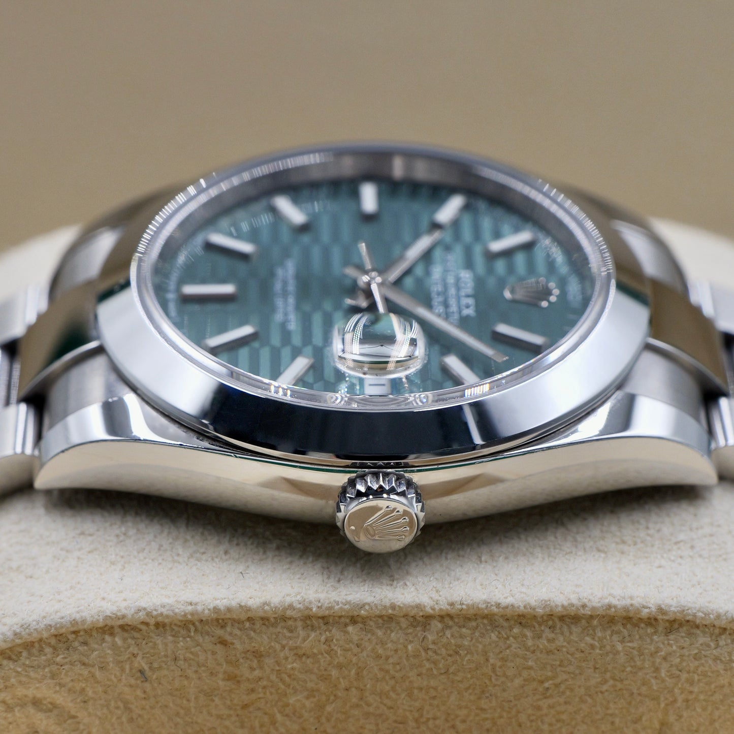 Rolex Datejust 41 Green Motif Smooth Oyster 126300 - Full Set (2022)