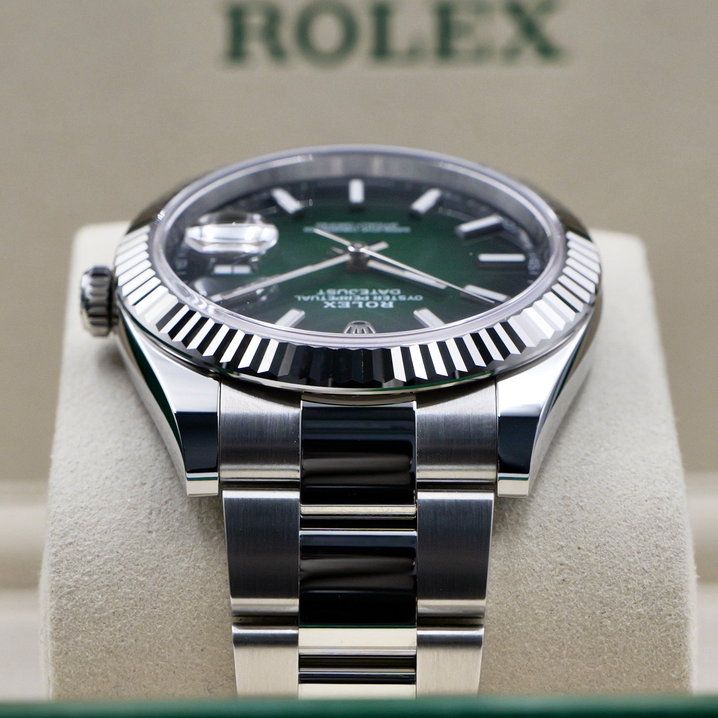 Rolex Datejust 41 Ombré Green Fluted Oyster 126334 - Full Set (2026)
