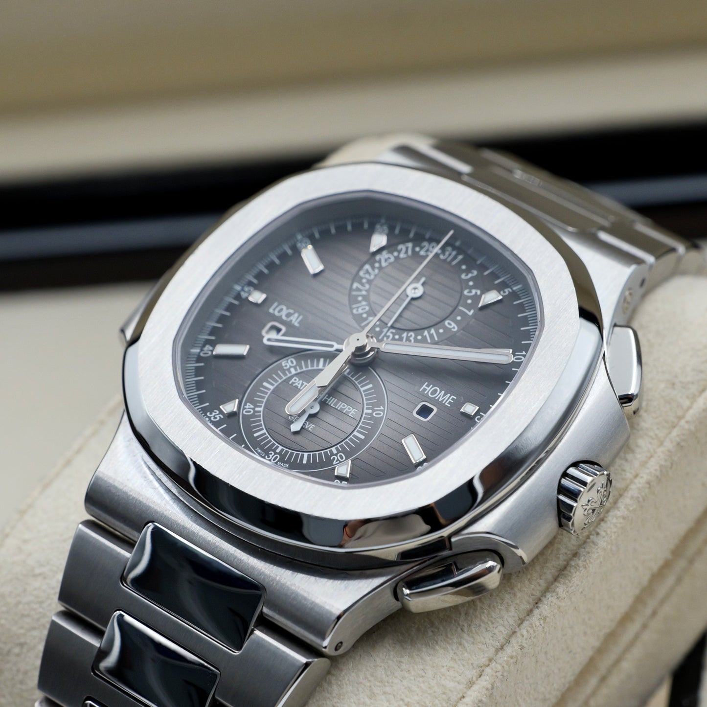 Patek Philippe Nautilus 5990/1A-001 - Full Set (2019)