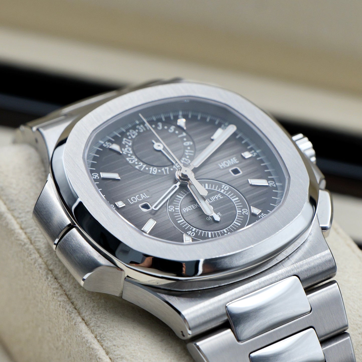 Patek Philippe Nautilus 5990/1A-001 - Full Set (2019)