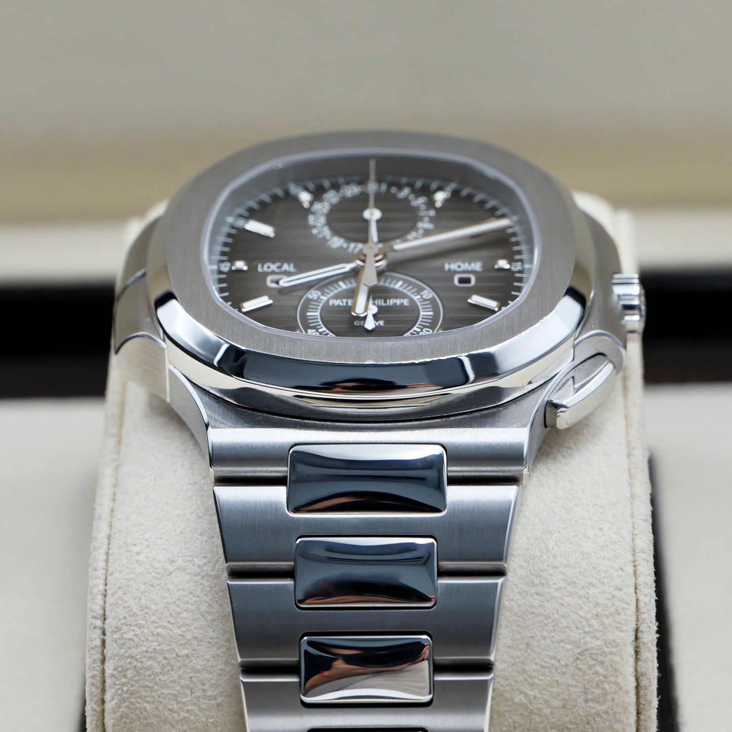 Patek Philippe Nautilus 5990/1A-001 - Full Set (2019)
