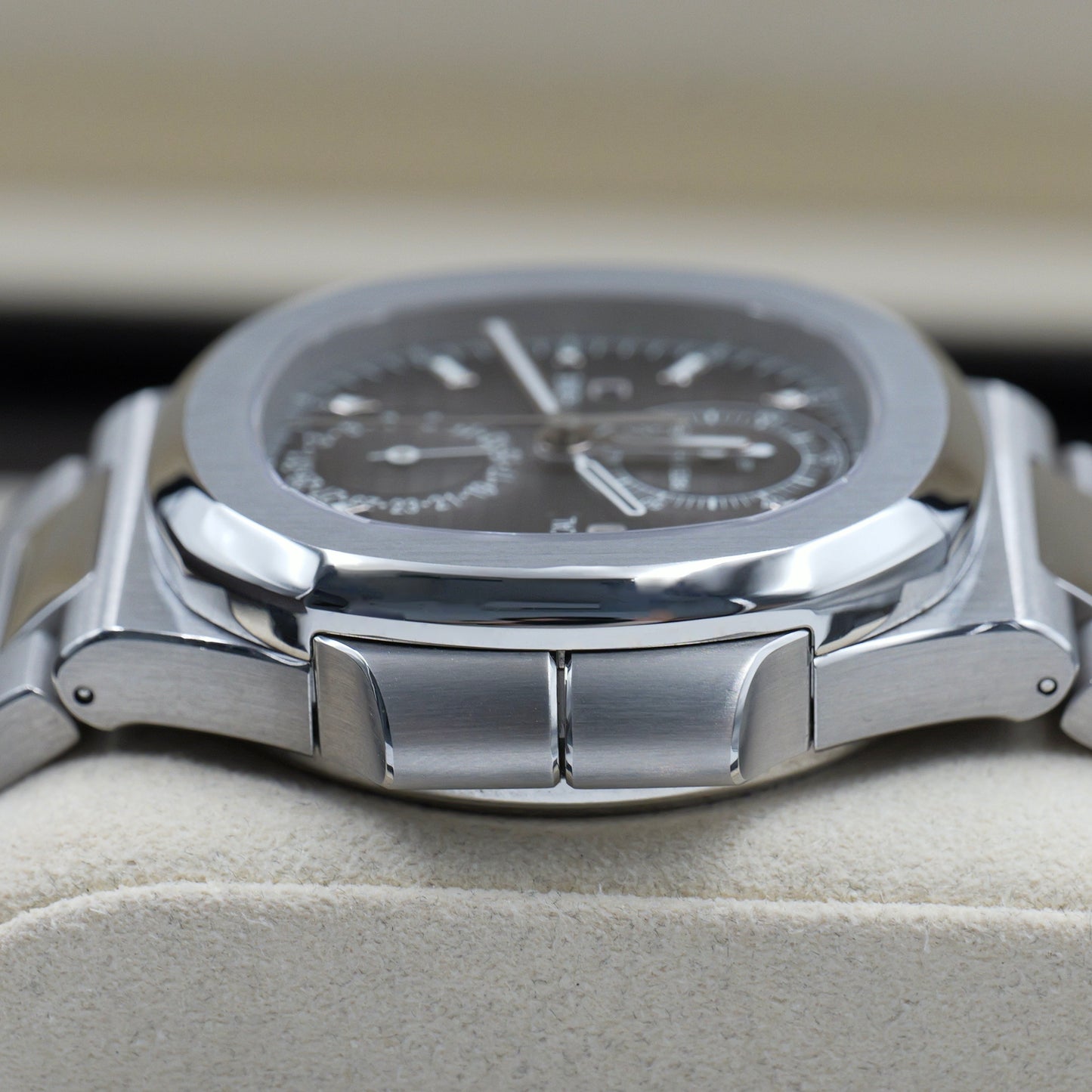 Patek Philippe Nautilus 5990/1A-001 - Full Set (2019)