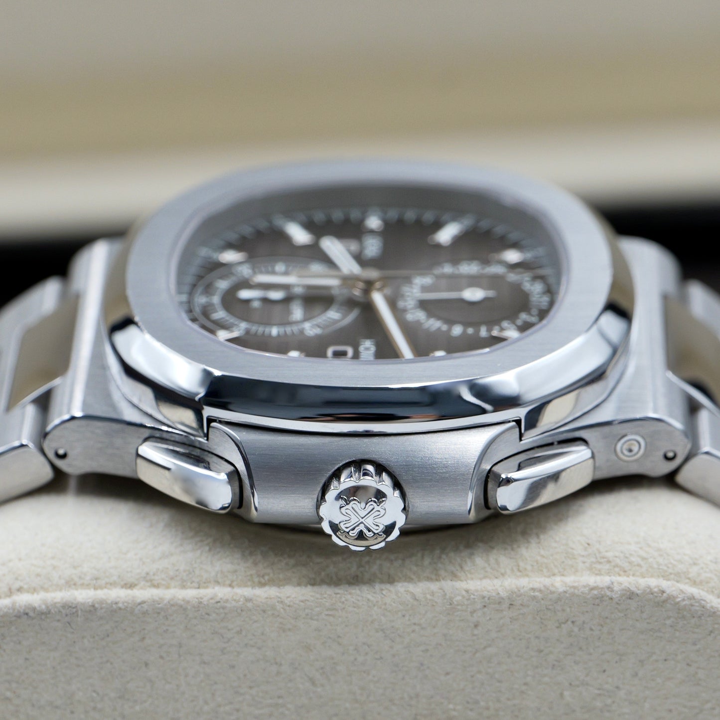 Patek Philippe Nautilus 5990/1A-001 - Full Set (2019)