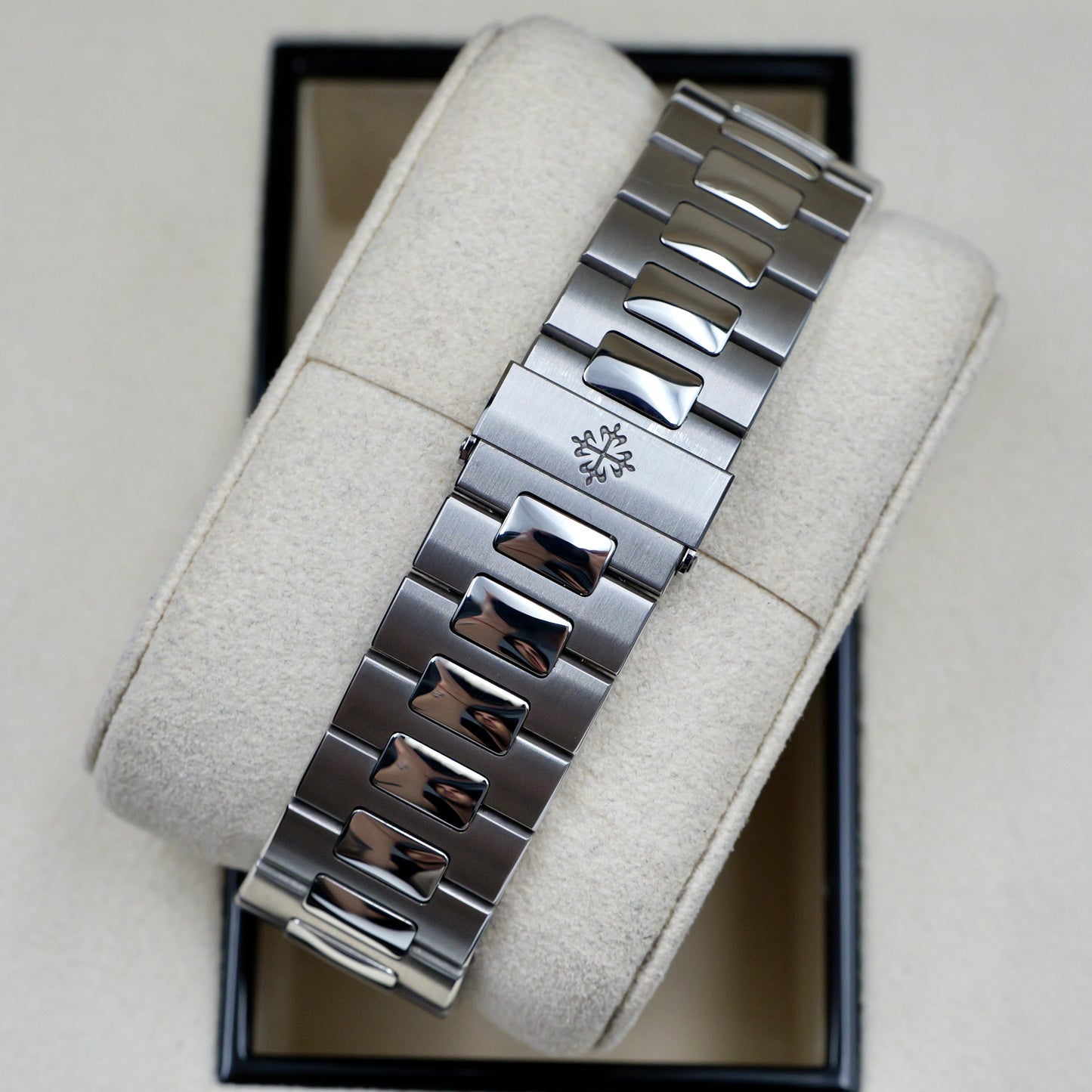 Patek Philippe Nautilus 5990/1A-001 - Full Set (2019)