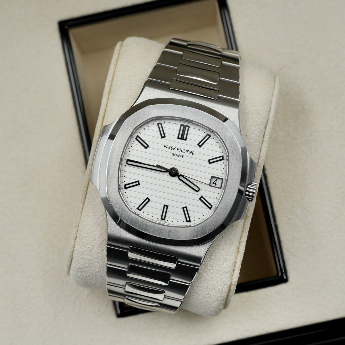Patek Philippe Nautilus White Dial 5711/1A - Full Set (2020) (330 Calibre Movement)